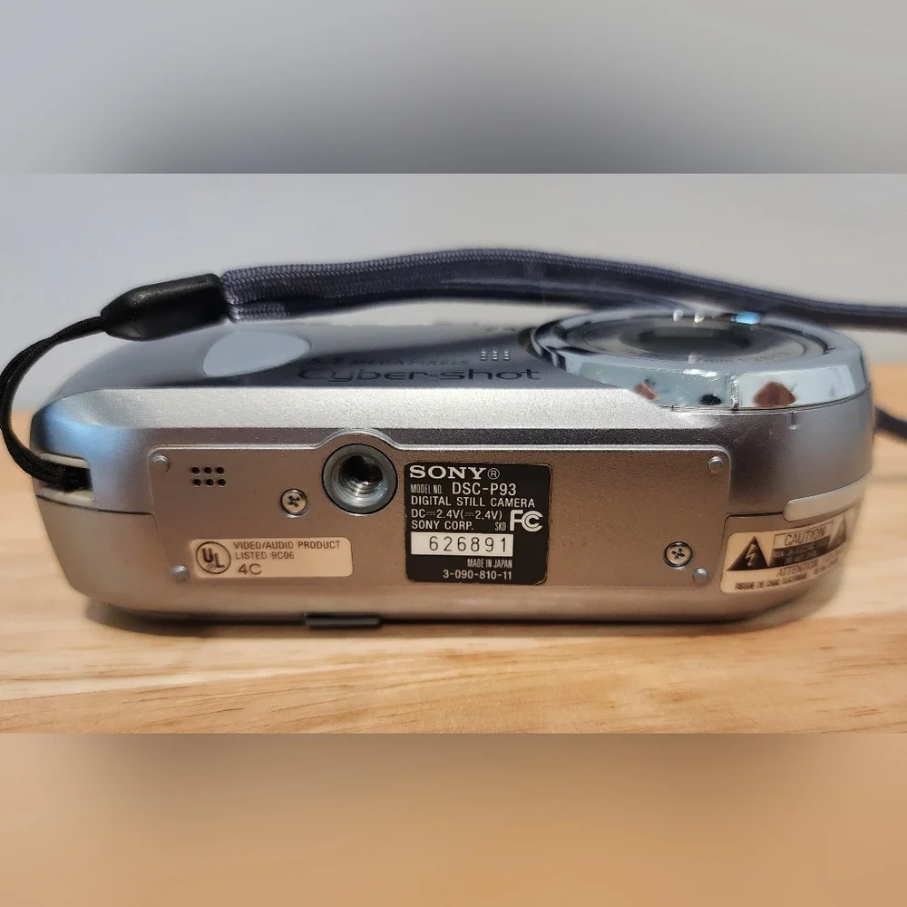 Sony Cybershot DSC-P93 Digital Camera 5.1MP, For Parts Only